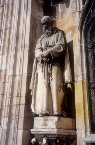 statue