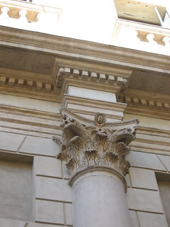 Cornintian column capital