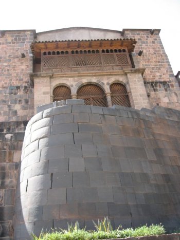 Coricancha curved wall