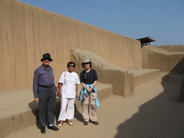 ChanChan guide and tourists